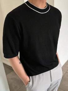 T-shirt girocollo in maglia a maniche corte da uomo, nera con dettaglio bianco sul colletto, in tessuto morbido, comoda e di stile per uso quotidiano, ufficio e eventi sociali del fine settimana