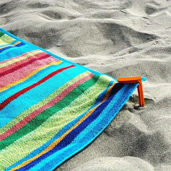4 pièces Pinces de serviette de plage outdoor - Pinces de tapis de pique-nique, maintiennent fermement les serviettes et les draps pour le camping et les excursions à la plage, pour la plage et le camping, supports multifonctionnels de serviettes et de tapis de pique-nique, accessoire outdoor résistant au vent, essentiels de plage