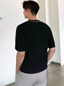T-shirt girocollo in maglia a maniche corte da uomo, nera con dettaglio bianco sul colletto, in tessuto morbido, comoda e di stile per uso quotidiano, ufficio e eventi sociali del fine settimana