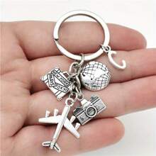 Llavero con tema de viaje de 26 letras con encantos de avión, globo y cámara - Llavero circular con alfabeto, regalo de cumpleaños y vacaciones, llavero casual de aleación de zinc, adecuado para accesorios de automóvil, dije de bolso, mochila para la escuela, gótico lindo y Y2k - Plata antigua - Ver 5