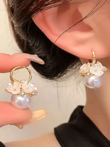 زوج أنيق ورقيق من أقراط الحلقة المزخرفة بزهور اللؤلؤ الصناعي، مناسب للفتيات، أقراط فريدة وعصرية مرصعة بالكريستال، أقراط اللؤلؤ الصناعي على الطراز البوهيمي الأنيق مزينة بتفاصيل زهرية ولامعة