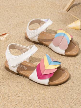 女孩彩虹心形装饰可爱露趾沙滩凉鞋，适合海滩、旅行、摄影、学校、室内