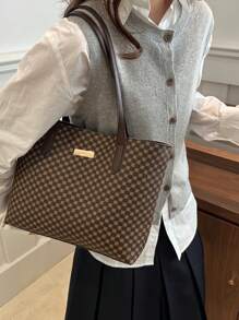 A New Fall And Winter Fashion Letter Print, Large Capacity Tote Bag. Zipper Opening, Lightweight Minimalist, Hardware Pendant Shoulder Bag. Suitable For Women's Daily Life Casual, Commuting, Work And Student Use