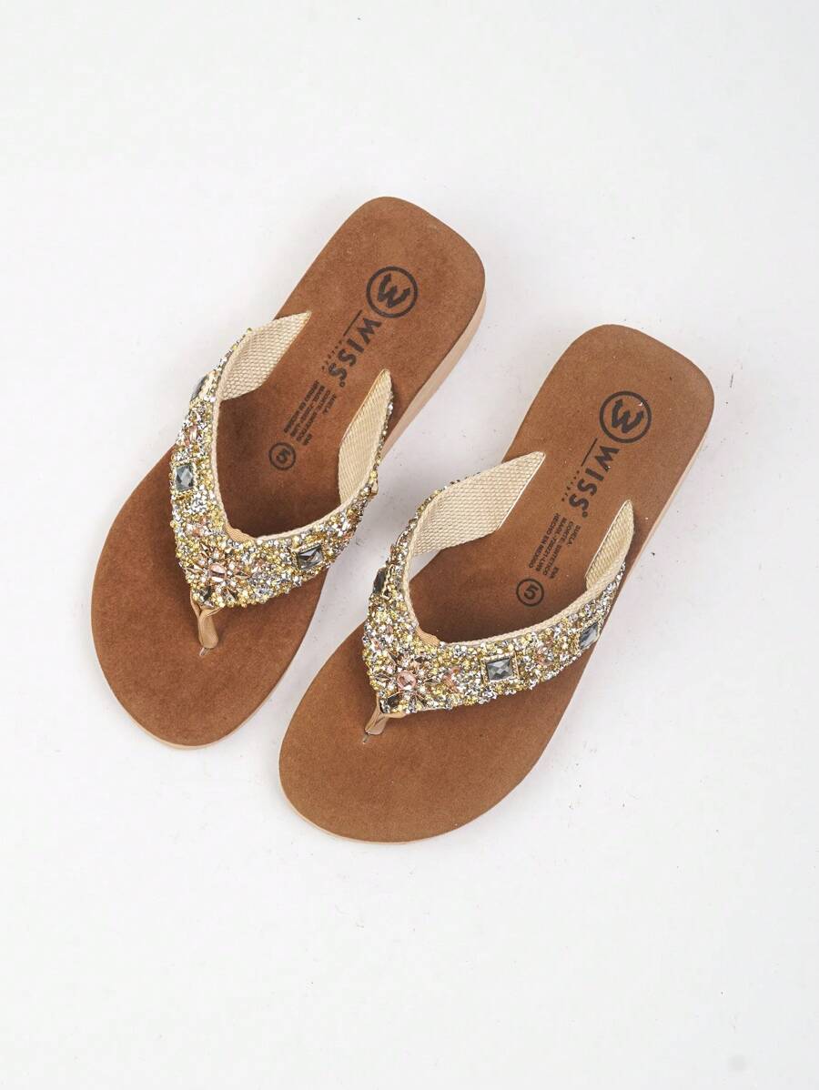 Elegante sandalia pata de gallo con suela ancha y detalles de pedrería en el empeine. Su diseño combina con faldas midi o pantalones de lino. Ofrece comodidad y estabilidad gracias a su suela ancha. Perfecta para la temporada primavera-verano, es una opción chic y cómoda para quienes buscan un calzado con glamour, con sandalias de pedrería y plataformas. - Café integral - Ver 1