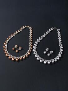 1 set de 3 pièces de bijoux glamour CZ comprenant un collier et des boucles d'oreilles. Collier de mariage pour assortir à la robe de mariée ou la robe de soirée, bijoux de perles artificielles. Cadeau pour les fêtes et anniversaires.