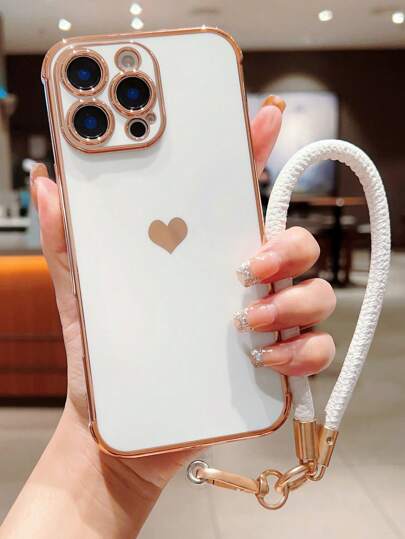 1 pièce Étui de téléphone TPU avec design cœur électrolysé brillant et sangle de poignet assortie, découpe surélevée pour l'appareil photo, coins antichocs, protection mode haut de gamme compatible avec iPhone 11/11 Pro/11 Pro Max/12/12 Pro/12 Pro Max/13/13 Pro/13 Pro Max/14/14 Pro/14 Pro Max/15/15 Pro/15 Plus/15 Pro Max/16/16 Plus/16 Pro/16 Pro Max/16E/7/8/7 Plus/8 Plus/X/XS/XS Max/XR, Galaxy S21 Ultra/ S22 Ultra/ S23 Ultra/ S24 Ultra/S25 Ultra. La surface électrolysée brillante aura différents effets sous différents éclairages.