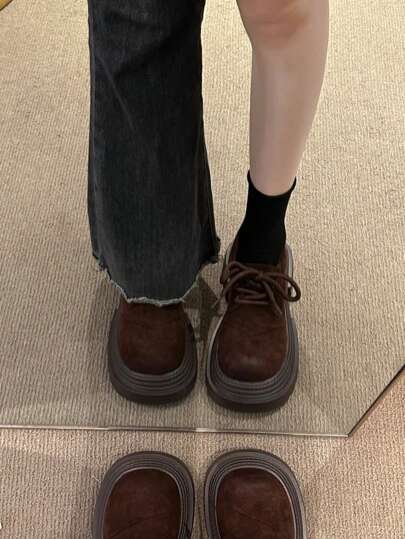 Bequeme retroschick runde Zehenkappe Plateausohle Slip-On Schuhe, angeraute braune Farbe