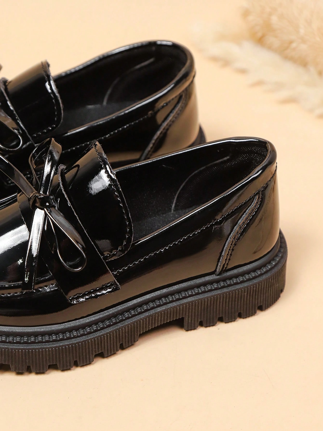 زوج واحد أحذية مسطحة للبنات مزينة بعقدة وخرز من جل...