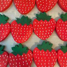 Juego de 2 fresas de madera, decoración de rodajas de madera de fresa, decoración de bandeja escalonada de fresa, decoración de verano, decoración de bandeja escalonada de verano, decoración de primavera, decoración de frutas, decoración campestre, decoración rústica para el hogar, decoración de escritorio de madera para el hogar, parche de fresas