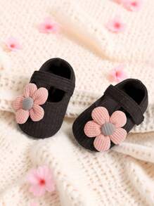 Buty dla niemowląt i małych dzieci Buty płaskie Buty dla księżniczki z miękką podeszwą w kwiaty Buty do chodzenia Czarne buty do nauki jazdy na miękkiej podeszwie z haftowanym kwiatem Miękkie i słodkie oddychające buty do nauki jazdy na wiosnę i jesień Odpowiednie dla niemowląt w wieku od 0 do 18 miesięcy