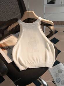 Nouvelle saison d'été Femmes Col rond Blanche ras-du-cou Ours en peluche portant une casquette de baseball Motif d'impression de boisson, simple et élégant, convient pour les déplacements, Top tricoté d'été pour femmes