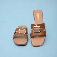 Sandalia Casual Marca Andrea Para Mujer Punta Cuadrada De Piso Con Diseño De Hebilla Oro En el Centro Abierta Con Tiras Anchas Color Café - Café - Ver 4