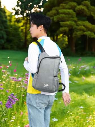 1个轻便可折叠背包，适合户外露营和旅行，具有大容量存储空间