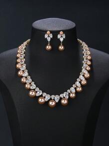 1 set de 3 pièces de bijoux glamour CZ comprenant un collier et des boucles d'oreilles. Collier de mariage pour assortir à la robe de mariée ou la robe de soirée, bijoux de perles artificielles. Cadeau pour les fêtes et anniversaires.