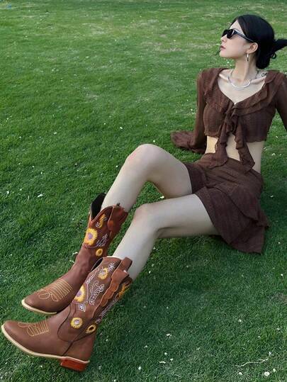Womens Vintage bordado botas cortas de estilo occidental,Botas de las mujeres ,Botas bordadas,Peplum botas de tacón ancho de Chelsea,Moda al aire libre botas de vaqueroNew Womens estilo occidental botas de media pantorrilla 2024,Impresión de girasol,Tacón grueso,Marrón,Otoño y temporada de invierno desgaste,Womens moda zapatos de tacón alto,Usable con el vestido,Nuevas botas de vaquero,Detalle del bordado de la flor,Impresión de suela gruesa,Princesa linda botas de vaquero para ocasiones formales. Botas casuales versátiles para el desgaste ocasional y del día de fiesta, antideslizante, usable,