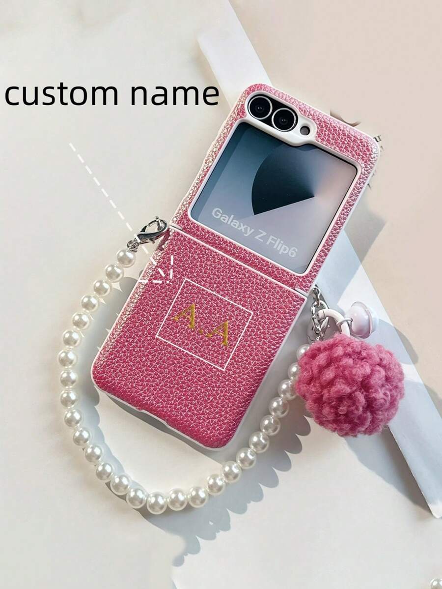 Funda de teléfono de piel sintética personalizada con nombre, patrón de litchi y bola de peluche con perlas, compatible con Samsung Galaxy Z Flip 6, 5, 4, 3 plegable a prueba de golpes