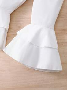 年轻女孩两件套单肩喇叭袖上衣、喇叭裤、蝴蝶结，适合夏季度假休闲