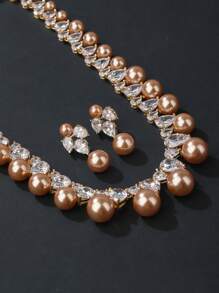 1 set de 3 pièces de bijoux glamour CZ comprenant un collier et des boucles d'oreilles. Collier de mariage pour assortir à la robe de mariée ou la robe de soirée, bijoux de perles artificielles. Cadeau pour les fêtes et anniversaires.