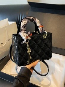 1 pieza Nuevo bolso de moda para mujer, unicolor simple con forma cuadrada de PU, patrón de rombo, elegante y de alta gama con pañuelo y colgante, versátil para negocios, compras y transporte