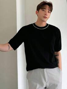 T-shirt girocollo in maglia a maniche corte da uomo, nera con dettaglio bianco sul colletto, in tessuto morbido, comoda e di stile per uso quotidiano, ufficio e eventi sociali del fine settimana