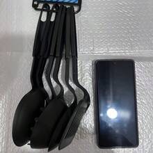 6 件套厨房用具套装，烹饪工具包括汤勺、实心和开槽勺、铲子、开槽铲、意大利面勺、必备露营和户外炊具配件 - 黑色 - 查看 10