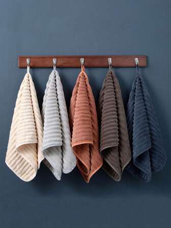 1 Ultra Soft Coral Fleece Towel, Comfortable And Absorbent Multifunctional Handkerchief, Everyone Must Have A Towel, Bathroom Supplies, Outdoor Camping