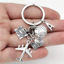 Llavero con tema de viaje de 26 letras con encantos de avión, globo y cámara - Llavero circular con alfabeto, regalo de cumpleaños y vacaciones, llavero casual de aleación de zinc, adecuado para accesorios de automóvil, dije de bolso, mochila para la escuela, gótico lindo y Y2k - Plata antigua - Ver 2
