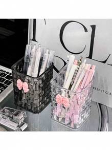 1 pieza Soporte de brochas de maquillaje con textura trenzada y pegatina de mariposa - Organizador de escritorio de gran capacidad para bolígrafos, caja de almacenamiento de plástico transparente blanco/negro de uso múltiple para brochas de maquillaje, bolígrafos, lápices labiales y papelería, almacenamiento ordenado - Perfecto para escritorios, tocadores, baños y mesitas de noche, dormitorio, oficina, para colecciones de vacaciones, baño, dormitorio, gran capacidad