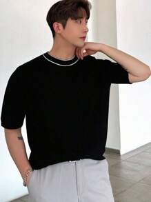 T-shirt girocollo in maglia a maniche corte da uomo, nera con dettaglio bianco sul colletto, in tessuto morbido, comoda e di stile per uso quotidiano, ufficio e eventi sociali del fine settimana