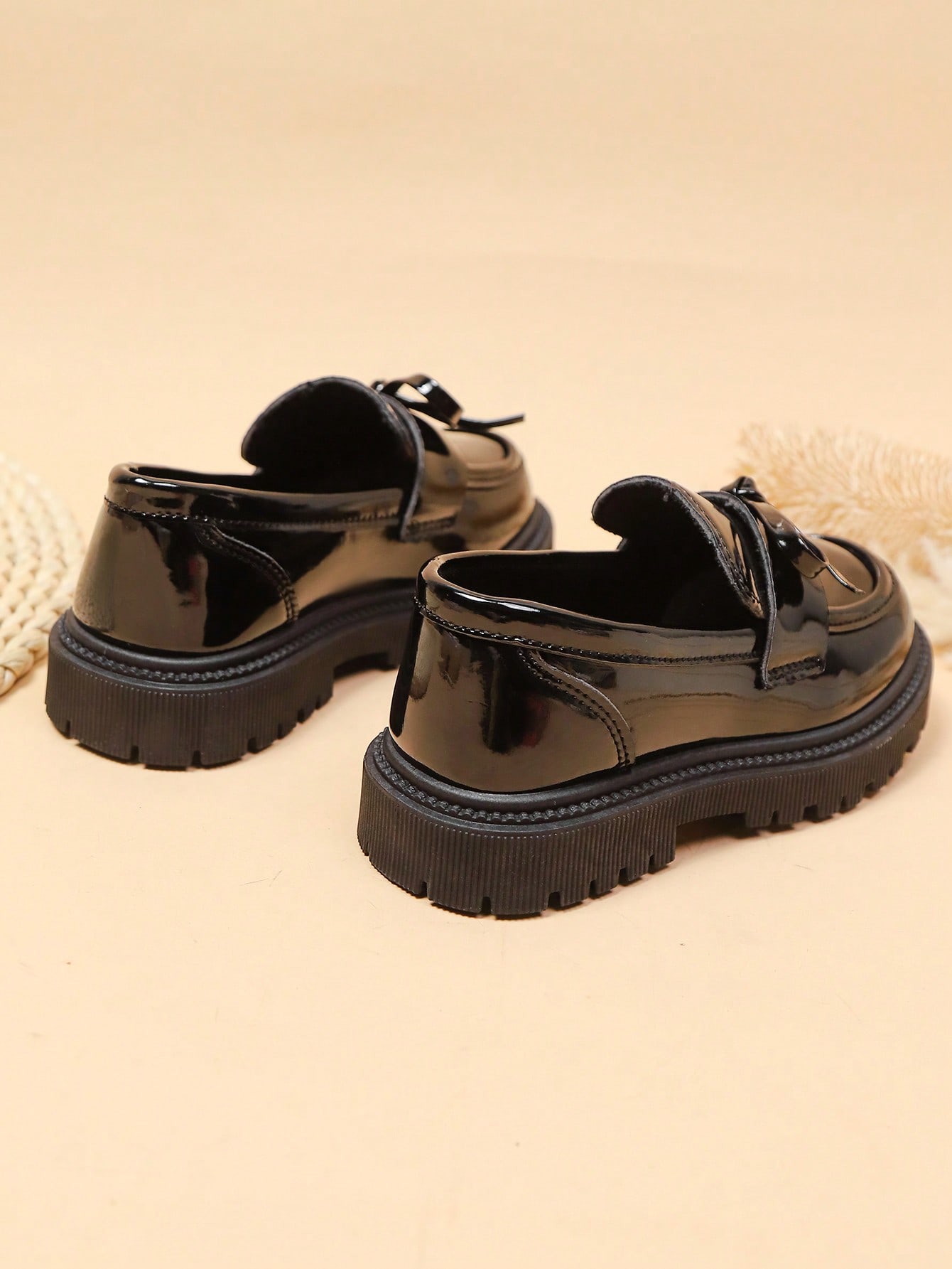 زوج واحد أحذية مسطحة للبنات مزينة بعقدة وخرز من جل...