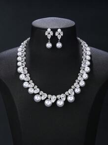 1 set de 3 pièces de bijoux glamour CZ comprenant un collier et des boucles d'oreilles. Collier de mariage pour assortir à la robe de mariée ou la robe de soirée, bijoux de perles artificielles. Cadeau pour les fêtes et anniversaires.