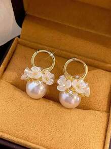 زوج أنيق ورقيق من أقراط الحلقة المزخرفة بزهور اللؤلؤ الصناعي، مناسب للفتيات، أقراط فريدة وعصرية مرصعة بالكريستال، أقراط اللؤلؤ الصناعي على الطراز البوهيمي الأنيق مزينة بتفاصيل زهرية ولامعة