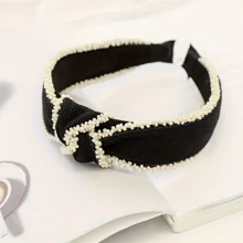 1/2 Peças Faixa de Cabelo com Desenho Trançado em Preto e Branco, Decorada com Miçangas Requintadas. O Desenho torcido adiciona um toque de moda. Textura macia, confortável de usar e com moderada aderência, não escorrega facilmente. Adequado para cabelos na altura dos ombros, rabo de cavalo baixo