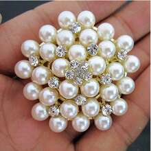 Brosche in Weiß-Gold-Ton mit cremefarbenen Kunstperlen, geeignet für jeden Anlass, Weihnachtsgeschenk