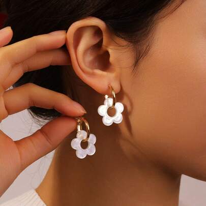LADYCOCO 1 paire de boucles d'oreilles pendantes en acrylique blanc à cinq pétales, à la mode et mignonnes, convenant aux femmes, aux rendez-vous, aux fêtes, en cadeau (le produit est en matériau acrylique, il s'agit d'un accessoire bas de gamme, pas d'un produit haut de gamme. Veuillez vérifier attentivement avant de passer une commande)
