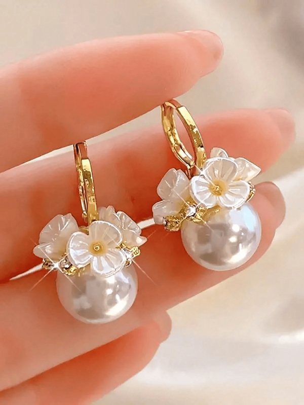 1 paire de boucles d'oreilles à cerceaux délicates et avec de faux perles florales, convenant aux filles. Boucles d'oreilles uniques et stylées avec des accents de cristal. Boucles d'oreilles élégantes de style bohème avec de faux perles et des ornements floraux scintillants