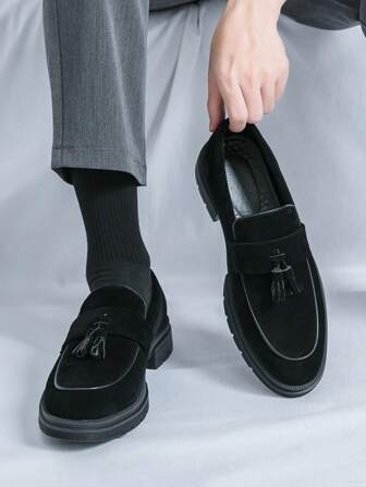 Mocassini da uomo in pelle, scarpe eleganti da ufficio con suola spessa e tacco interno, decorate con nappine, in pelle opaca stile britannico, adatte per feste del sabato, matrimoni, cerimonie, parrucchieri