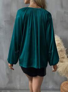 Camicia elegante da donna taglie comode con polsini annodati e maniche arricciate