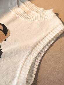Nuevo chaleco de mujer de cuello redondo de primavera y verano con estampado gráfico de osito de peluche usando mochila y gorra de béisbol, camiseta blanca de verano simple y elegante, adecuada para el uso diario, top de punto de verano para mujer - Blanco - Ver 6