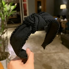 1/2 Peças Faixa de Cabelo com Desenho Trançado em Preto e Branco, Decorada com Miçangas Requintadas. O Desenho torcido adiciona um toque de moda. Textura macia, confortável de usar e com moderada aderência, não escorrega facilmente. Adequado para cabelos na altura dos ombros, rabo de cavalo baixo