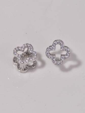 1 paire de boucles d'oreilles simples en trèfle à quatre feuilles évidé avec zircone cubique. Boucles d'oreilles polyvalentes pour le trajet domicile-travail pour femmes