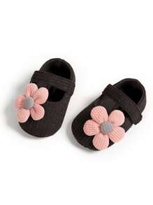Buty dla niemowląt i małych dzieci Buty płaskie Buty dla księżniczki z miękką podeszwą w kwiaty Buty do chodzenia Czarne buty do nauki jazdy na miękkiej podeszwie z haftowanym kwiatem Miękkie i słodkie oddychające buty do nauki jazdy na wiosnę i jesień Odpowiednie dla niemowląt w wieku od 0 do 18 miesięcy