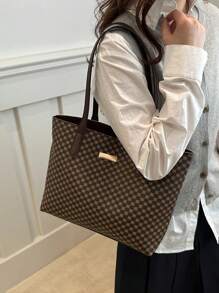 A New Fall And Winter Fashion Letter Print, Large Capacity Tote Bag. Zipper Opening, Lightweight Minimalist, Hardware Pendant Shoulder Bag. Suitable For Women's Daily Life Casual, Commuting, Work And Student Use