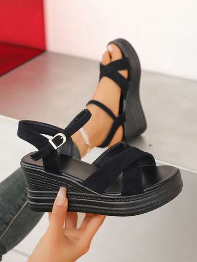 حذاء صندل كاجوال بكعب منصة للسيدات ذوات الحجم الكبير، بحزام متقاطع سميك القاعدة، مناسب لعام 2025