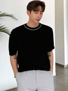 T-shirt girocollo in maglia a maniche corte da uomo, nera con dettaglio bianco sul colletto, in tessuto morbido, comoda e di stile per uso quotidiano, ufficio e eventi sociali del fine settimana