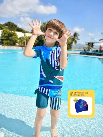 男童泳衣套装，采用时尚卡通图案，快干、透气、柔软舒适。此套装包括泳衣、泳裤和泳帽，适合游泳训练、沙滩游玩和水疗