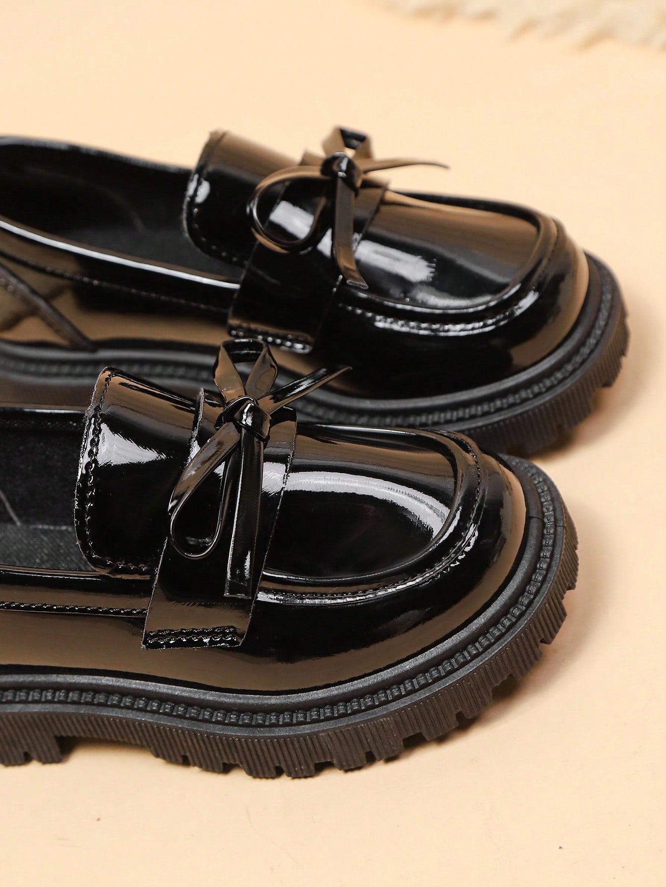 زوج واحد أحذية مسطحة للبنات مزينة بعقدة وخرز من جل...