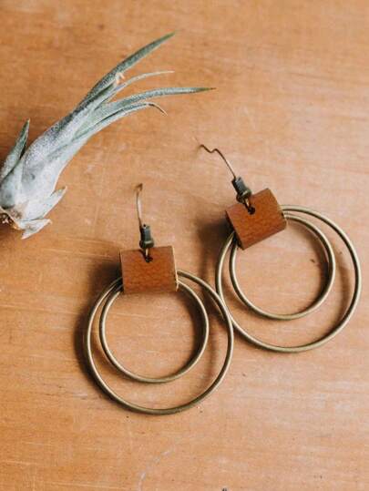 2 Stück Bronze- und Leder-Hoop-Ohrringe, Doppelgoldringe, hypoallergen, braune Lederquasten, antike Goldohrringe, Boho-Ohrringe