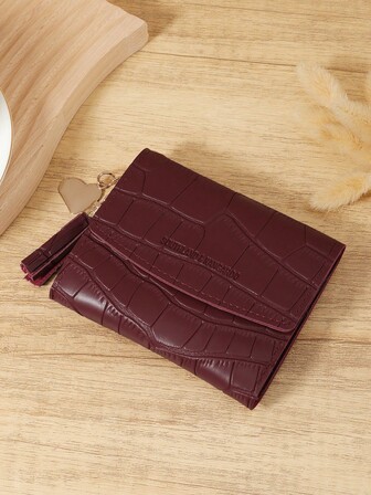 Vinröd väska Charry Röd väska Vinröd väska, Trendig trevikt kort plånbok för kvinnor med krokodiltextur och hjärtformad hårdvara, premiumlädermaterial, flerkortsfack för kreditkort, bankkort och myntförvaring, kompakt design för sedlar och mynt, tofshänge för stilig look, perfekt användning för resor, jobb, och dagliga presenter, för flickor, för eleganter och för dagligt bruk. Design