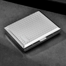 1 pieza Estuche de cigarrillos metálico premium de lujo, contiene 20 cigarrillos, liado a mano de tamaño 8.0, tapa abatible portátil, con relieve doble cara, caja de fumar a prueba de humedad